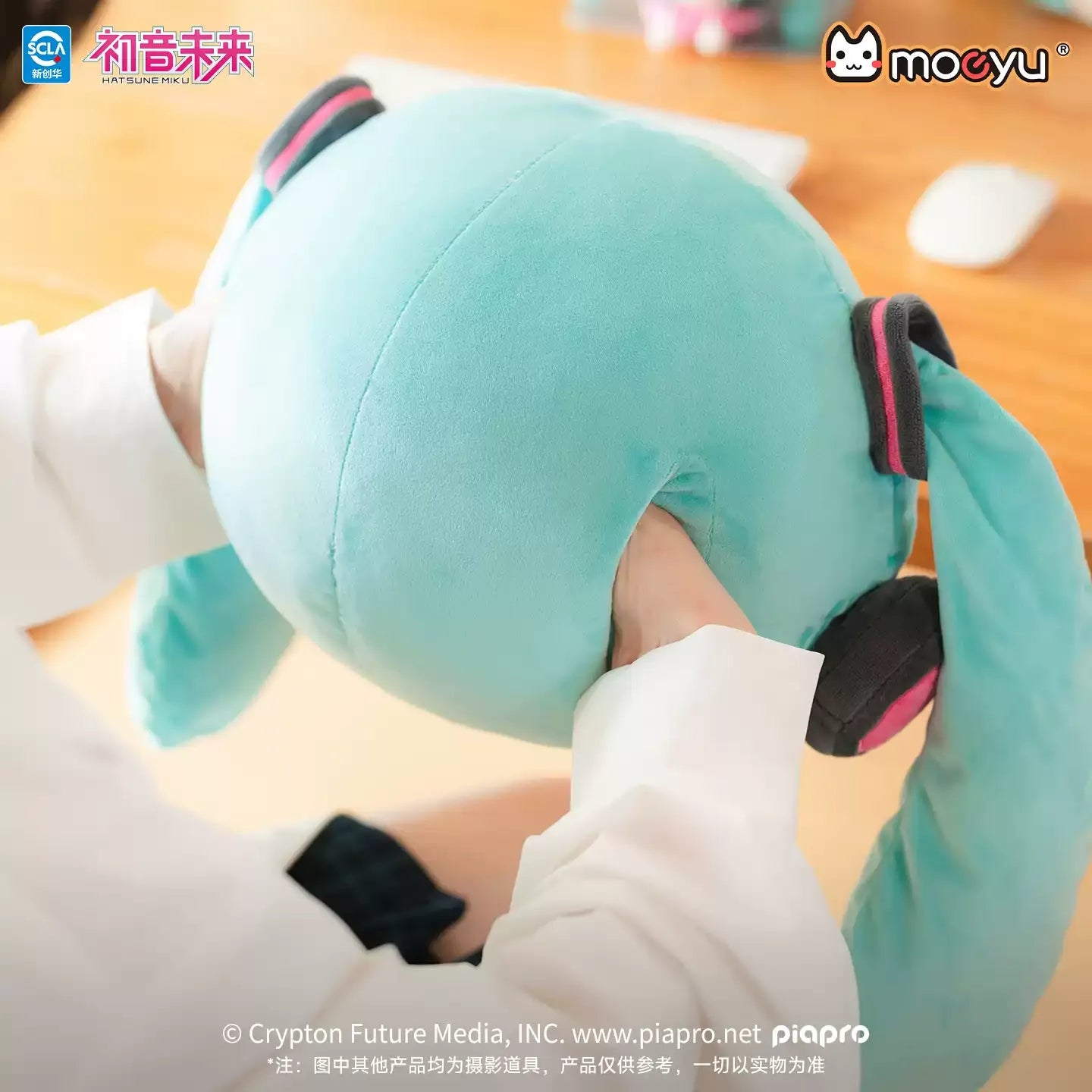 Hatsune Miku - Carefree Daily Series Throw Pillow Moeyu