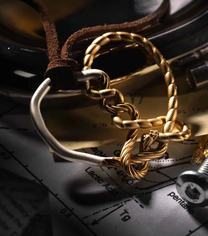 Reverse: 1999 - The Memorial Series Hofmann Knot Charm BLUEPOCH