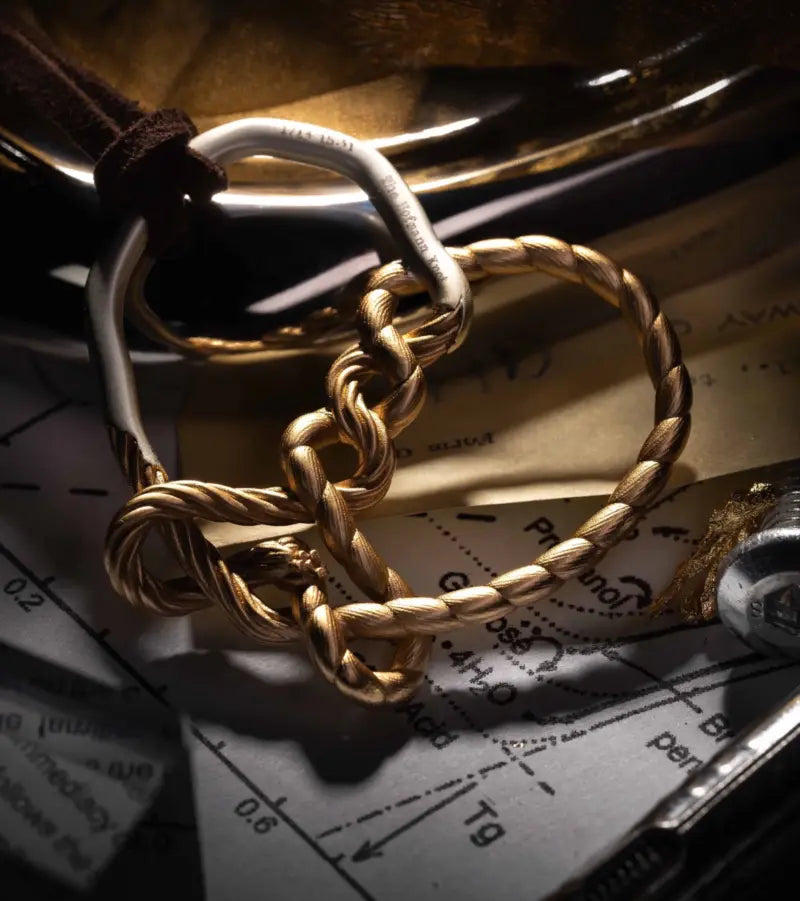 Reverse: 1999 - The Memorial Series Hofmann Knot Charm BLUEPOCH